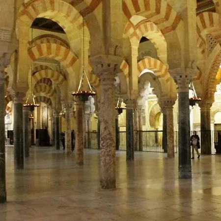 A 20 Metros De La Mezquita Catedral ,apartamentos Turistico Cespedes 5 *